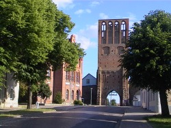 Gartz, Stettiner Tor mit Rathaus